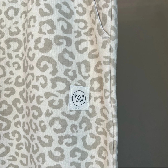 We Wander Leopard Print Lounge Pants White Grey Medium NWT Casual Pajamas Cozy - Picture 5 of 7